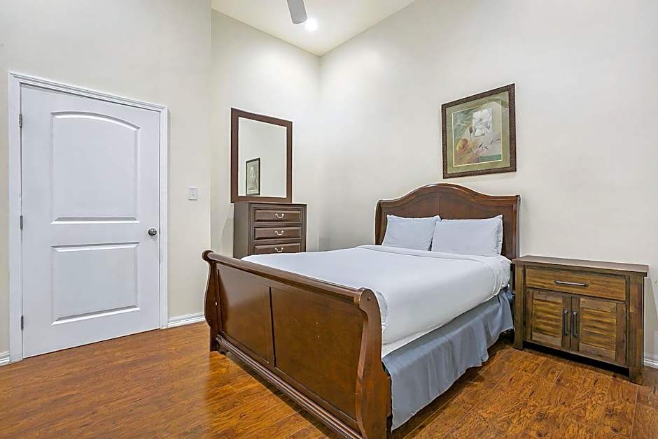 Stylish 4BR condo in Downtown by Hosteeva