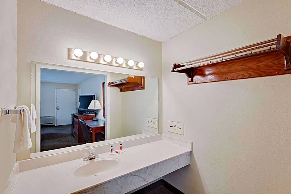 Days Inn by Wyndham Bay City