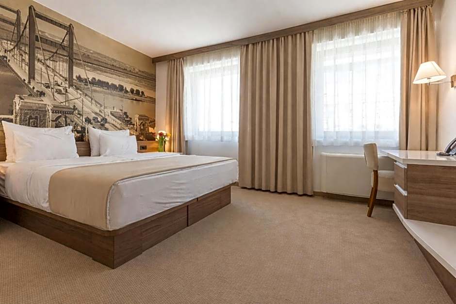Photo 1 of 11 of Deluxe 1 Queen Bed