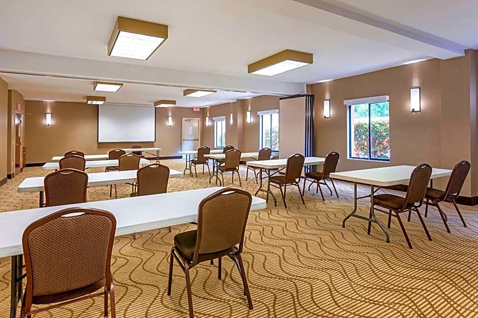 Comfort Inn & Suites Canton Riverstone Area