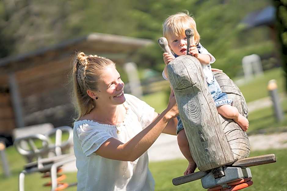 Aparthotel Familiaris - Family Apartments - Pools & Spa in Dolomites