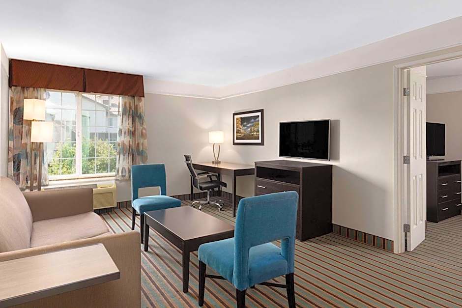 La Quinta Inn & Suites by Wyndham Bakersfield North