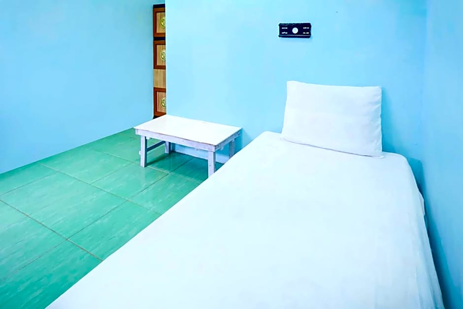 OYO Life 93017 Kost H Soeroso