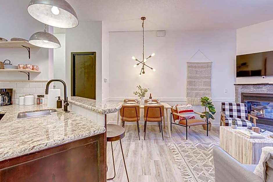 Mountain Retreat, Pool & Hot Tub, BBQ, Patio, King Bed, Sleeps 6!