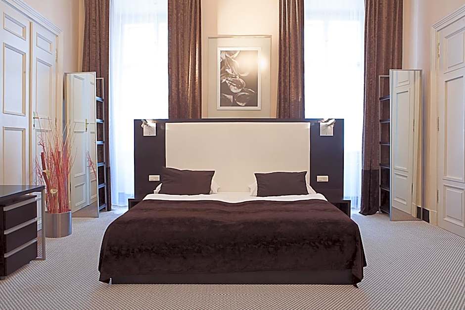 Old Town Square Residence by Emblem