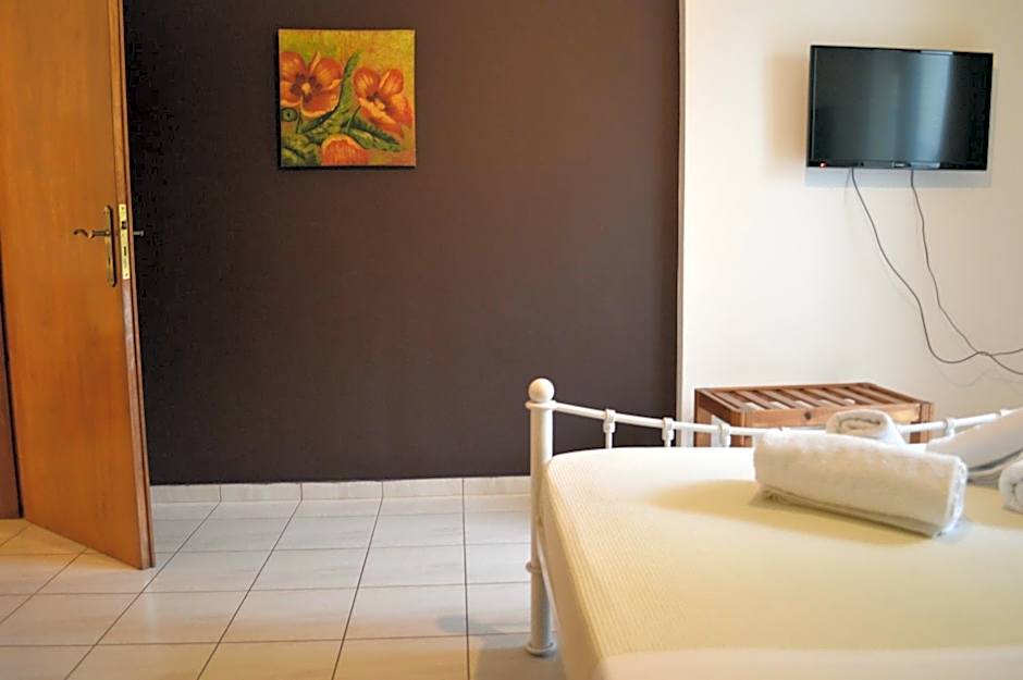 Nikos Apartments