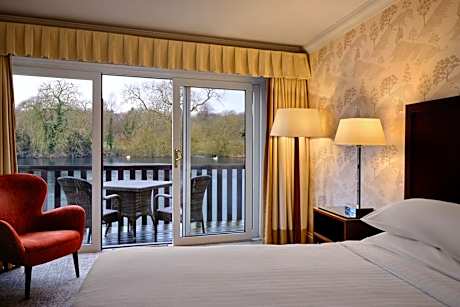 Superior King Room with Balcony and Lake View