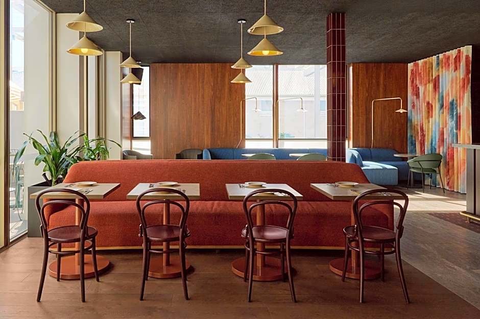 Garde and Warders Hotel