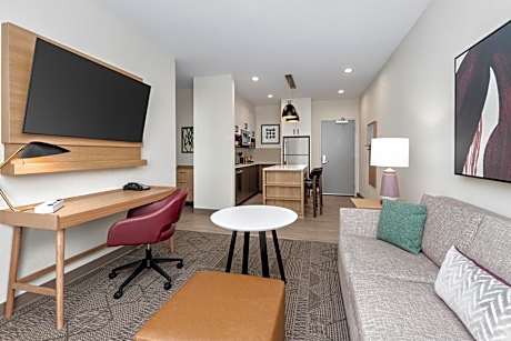 One-Bedroom King Suite - Communications Accessible