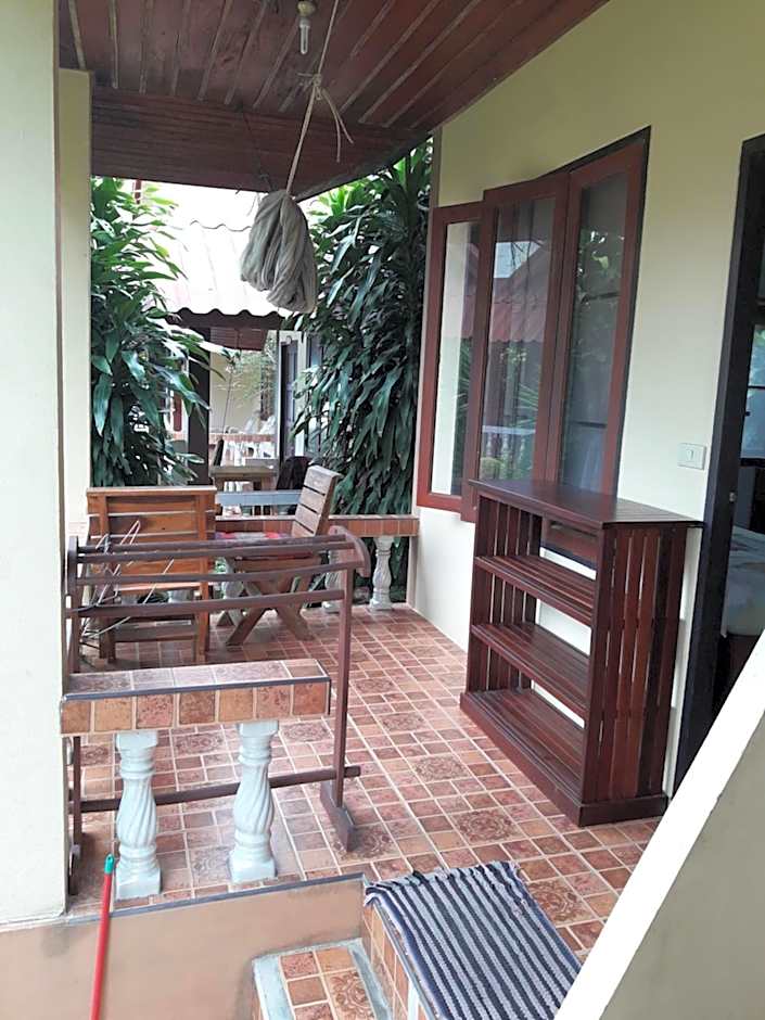 Jungle Hut Bungalows & Hotel