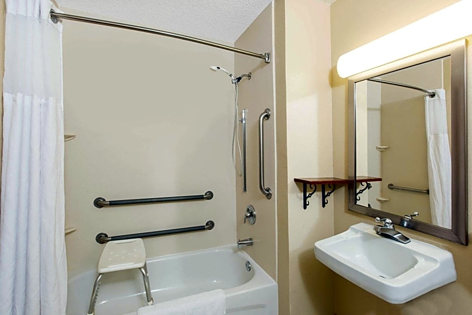 Super 8 by Wyndham Fairmont