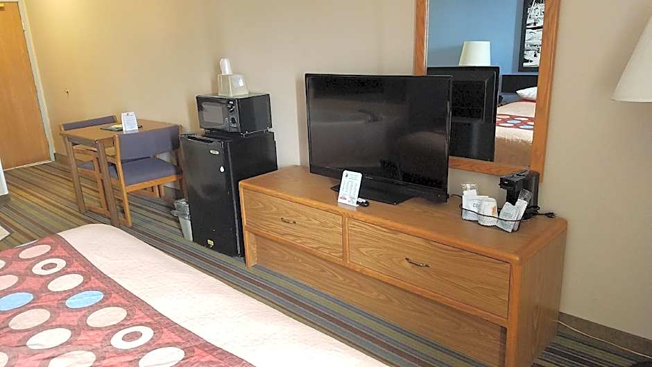 Super 8 by Wyndham Pontoon Beach IL/St. Louis MO Area