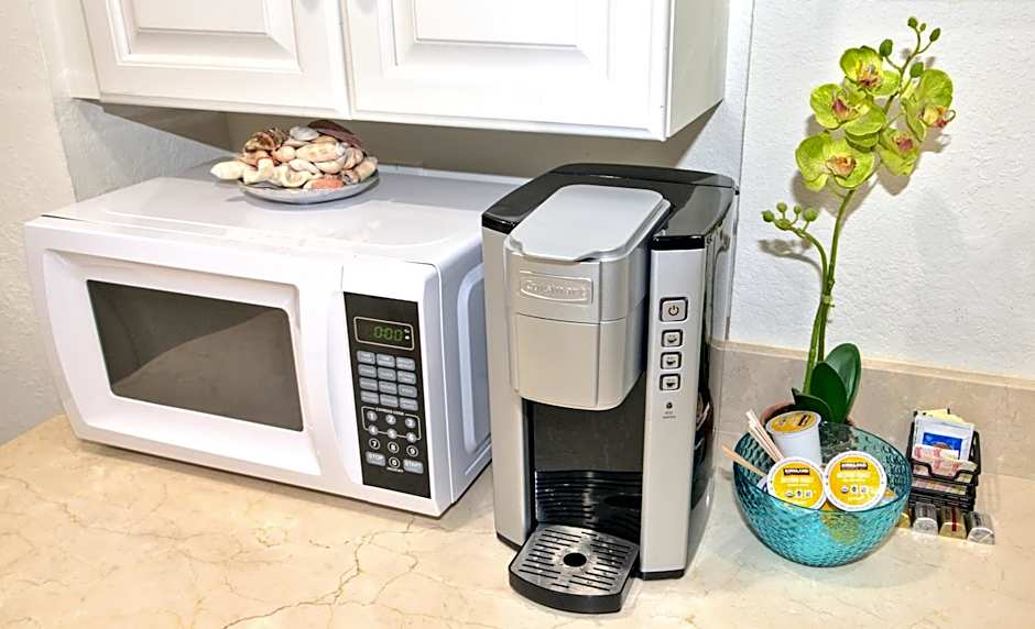 Palm Beach Paradise Walk to Beach Pool WiFi 86" TV WiFi