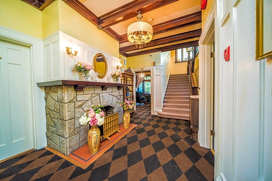 Dashwood Manor Seaside Bed & Breakfast