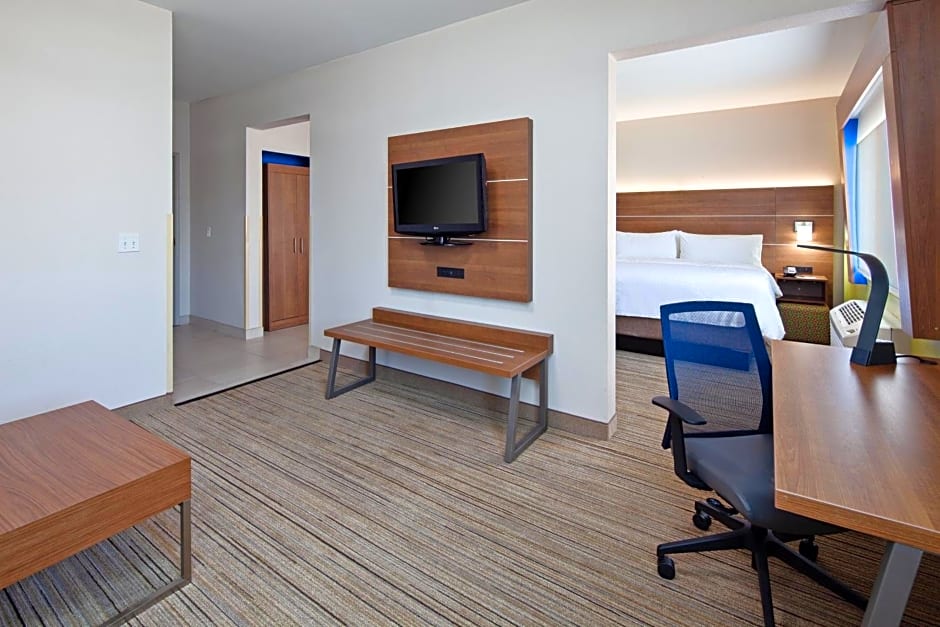 Holiday Inn Express & Suites - Tulare by IHG