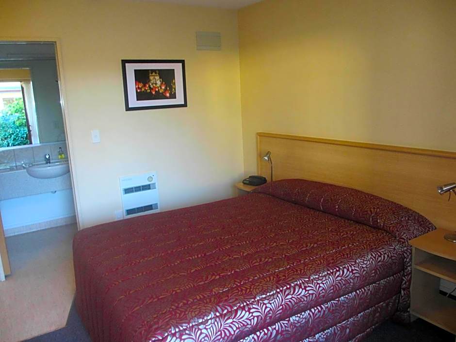 Alhambra Oaks Motor Lodge