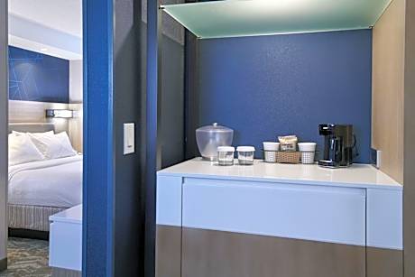 Queen Suite with Two Queen Beds, Bathtub and Trundle Sofa - Mobility Access