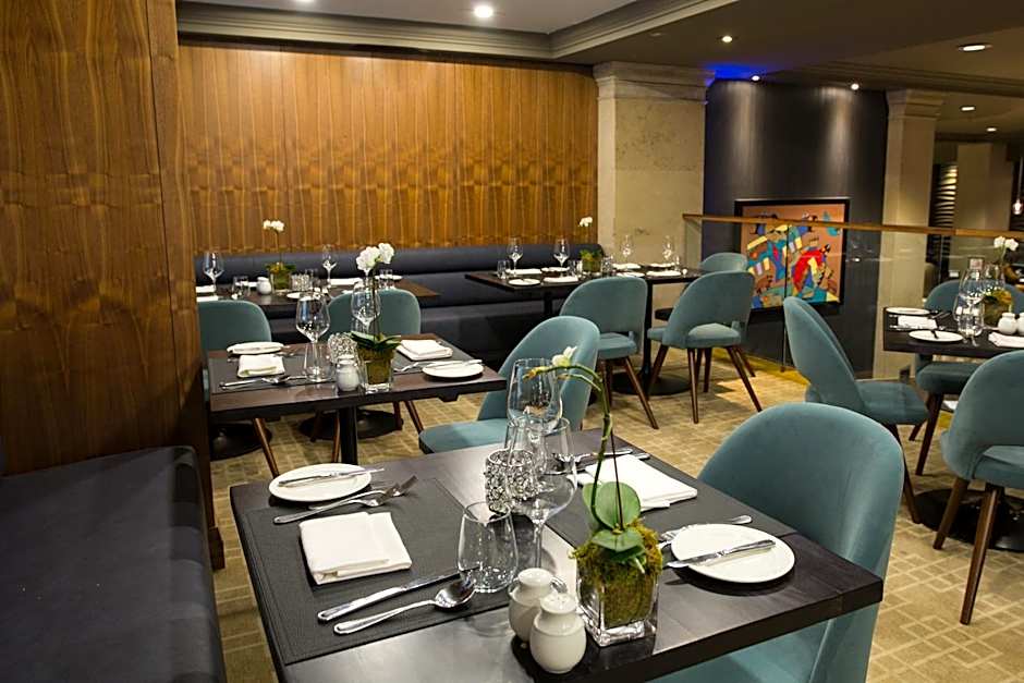 One King West Hotel And Residence