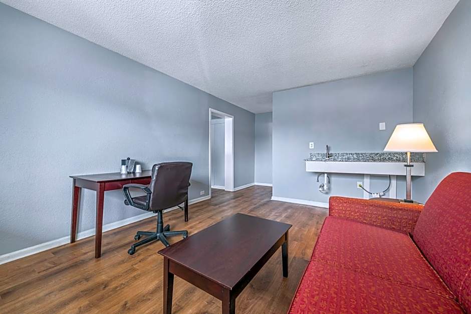 Super 8 by Wyndham Portsmouth - Norfolk