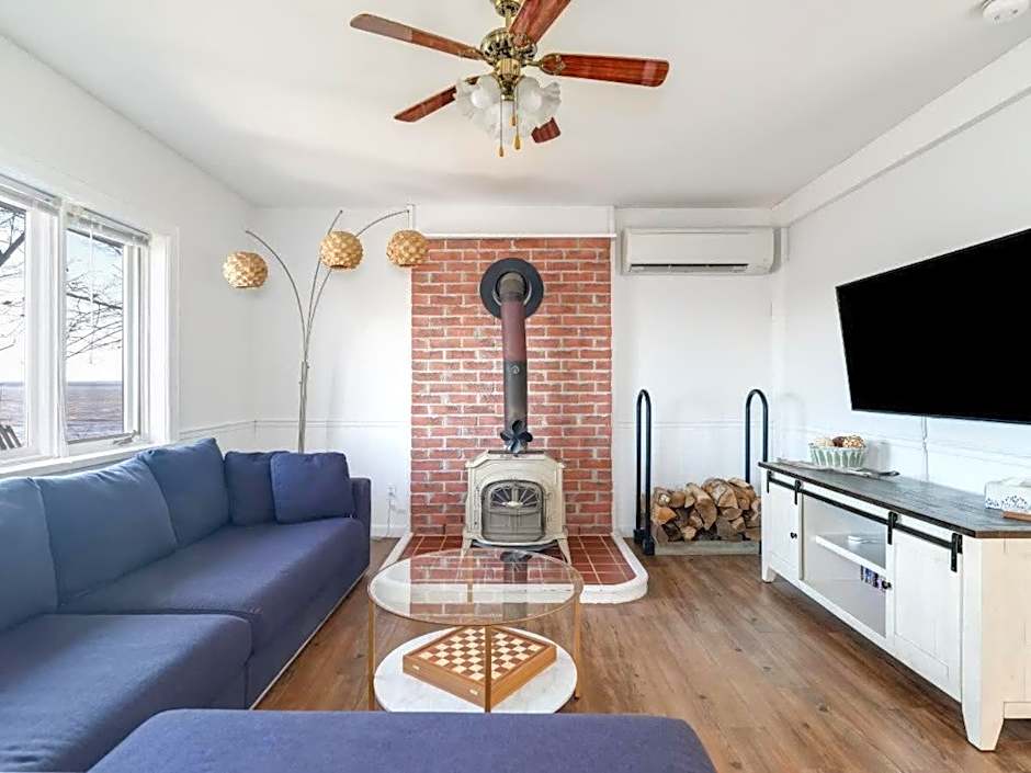 Cozy family waterfront retreat recently renovated