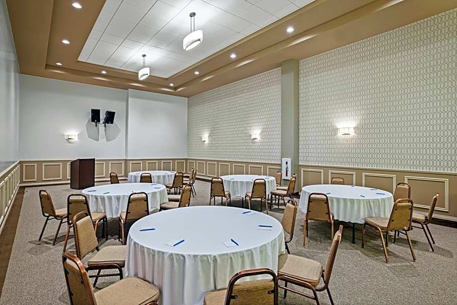 Days Inn & Suites by Wyndham Winkler