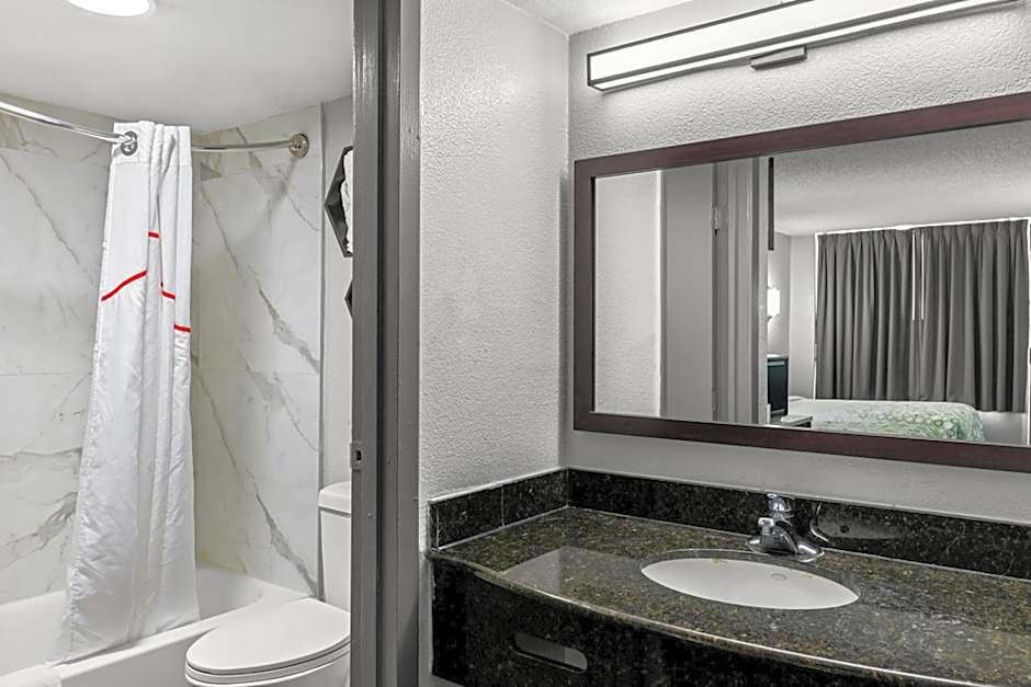 HomeTowne Studios by Red Roof Richmond - Airport Sandston
