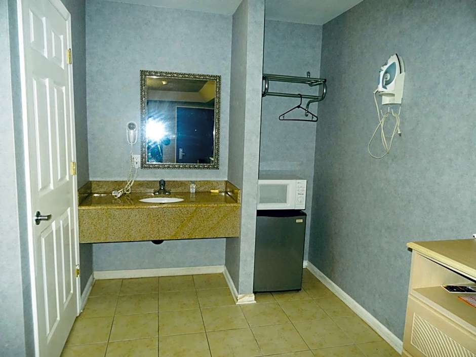 Village Inn & Suites - Smithville