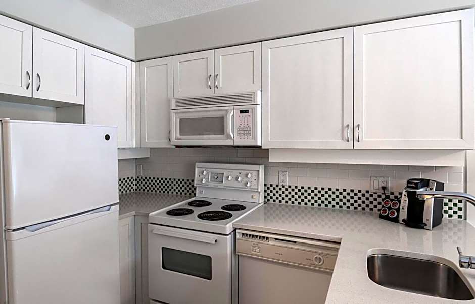 Alpenglow Lodge Family Studio with Murphy Bed by MVA