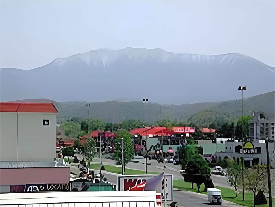 Mountain Vista Inn & Suites - Walking Distance to the Island