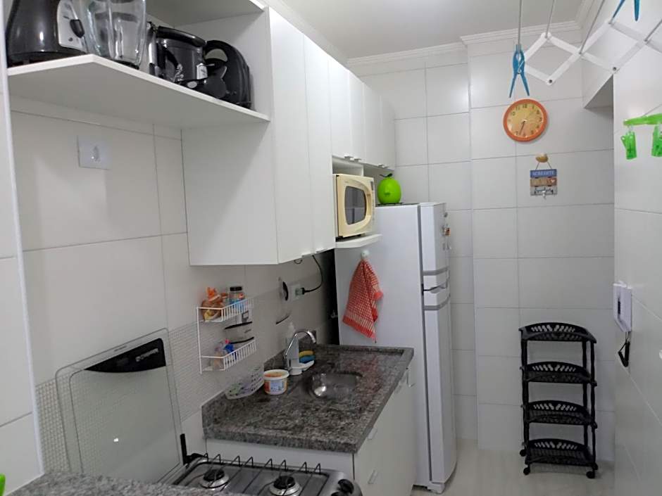 Prédio com piscina na cobertura frente ao mar, apartamento para até 6 pessoas e 3 crianças até 8 anos, churrasqueira na sacada, Wi-Fi grátis, NÃO oferecemos roupas de cama e banho, 1 vaga de garagem, na Praia Grande-Vila Mirim