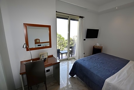 Double/Twin Room with Partial Sea View