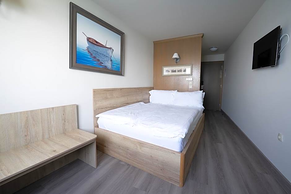 Photo 1 of 10 of Double Room