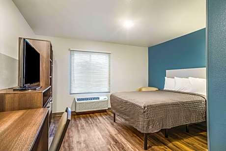 Queen Room with Roll-In Shower - Accessible/Non-Smoking
