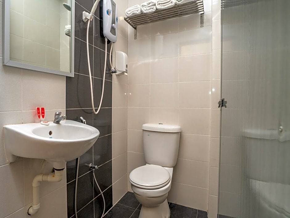 OYO 44078 The Island Hotel