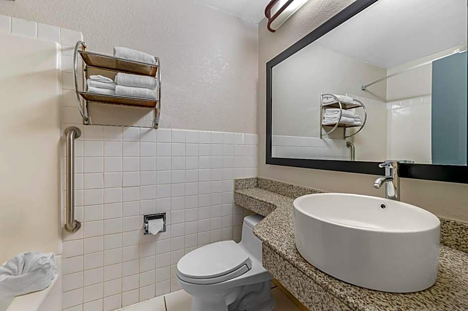 Quality Inn & Suites Kansas City - Independence I-70 East