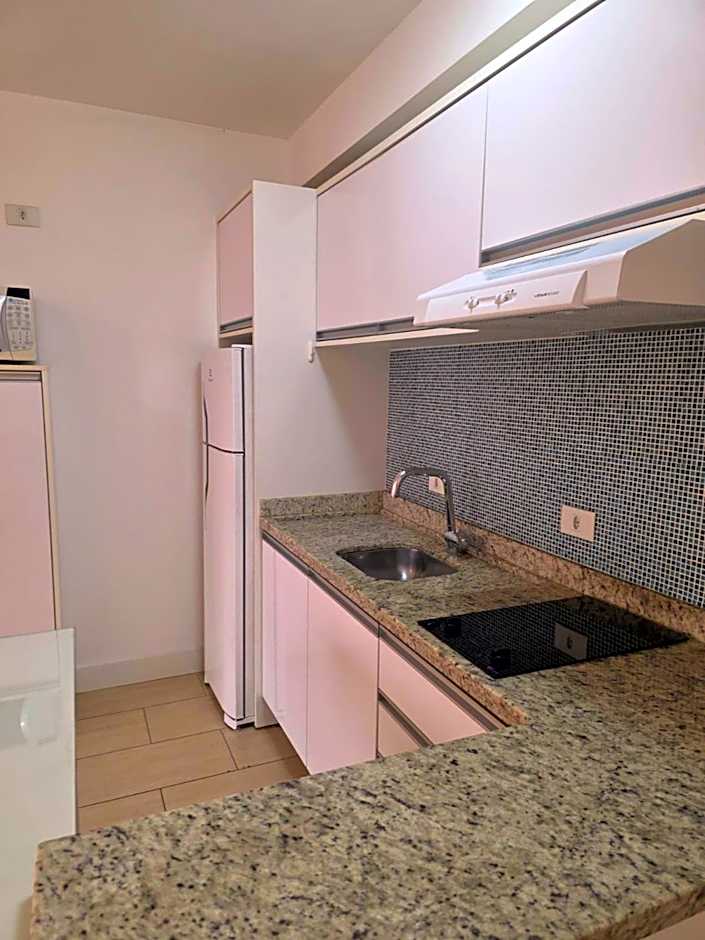 Apto em frente ao shopping com piscina aquecida