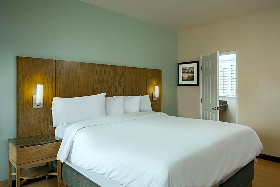 Photo 1 of 2 of 1 Queen Bed, Accessible