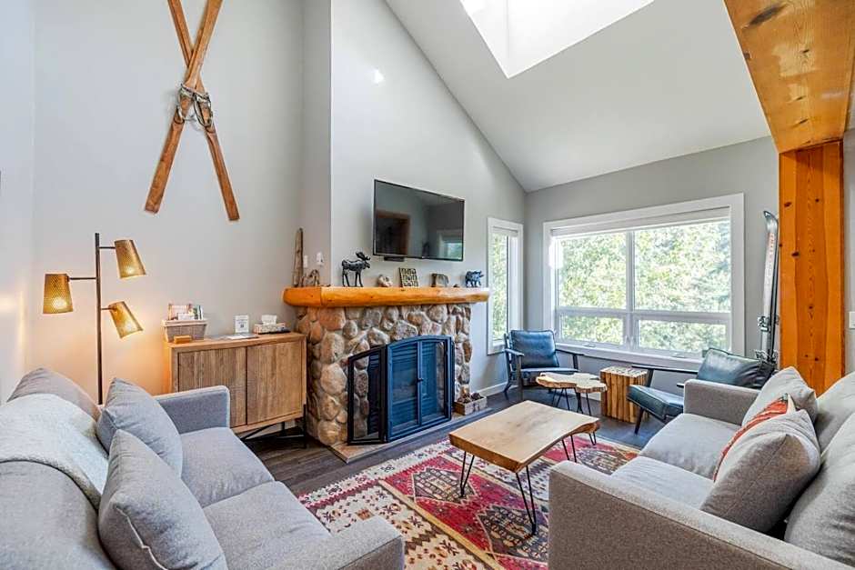 Ski In & 15 Minute Walk to the Lifts Hot Tub AC Pet Friendly