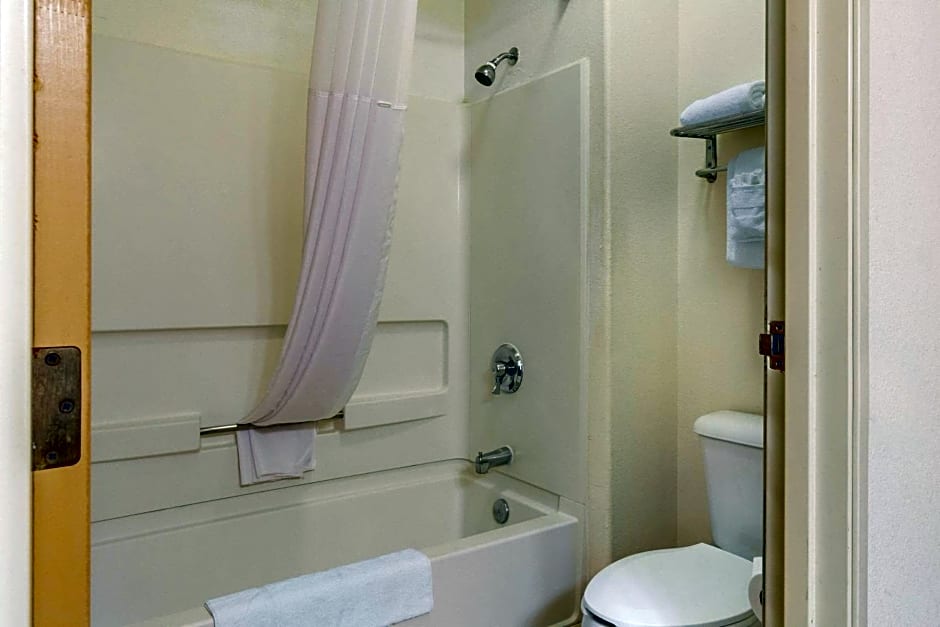 Spark by Hilton Lakewood Denver Southwest