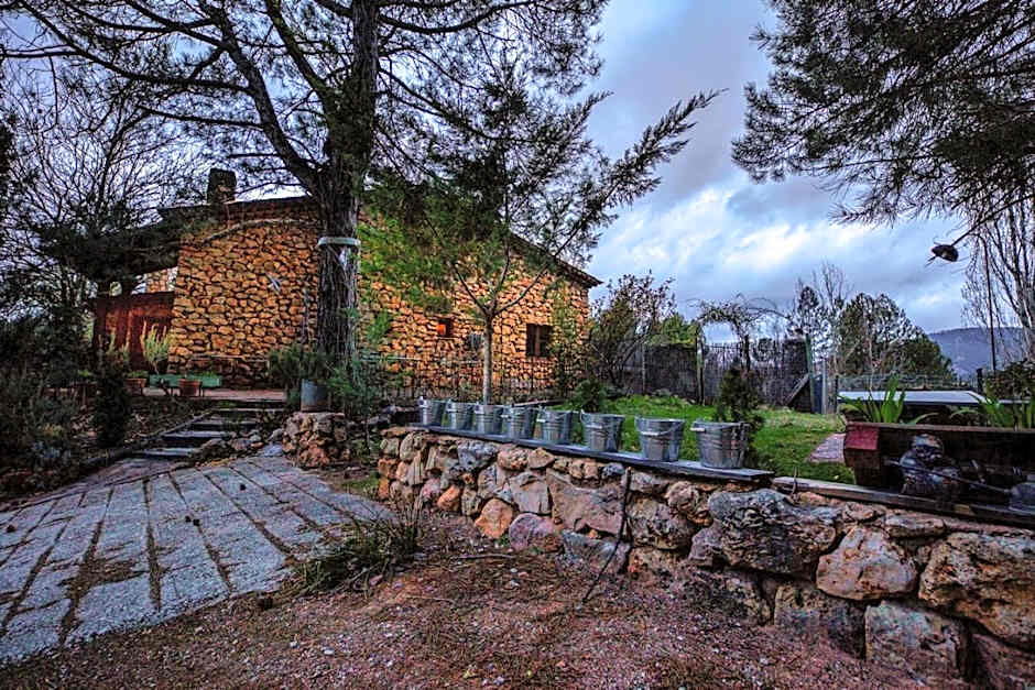Hotel Royo Guarde-Puente Faco, junto al río Mundo