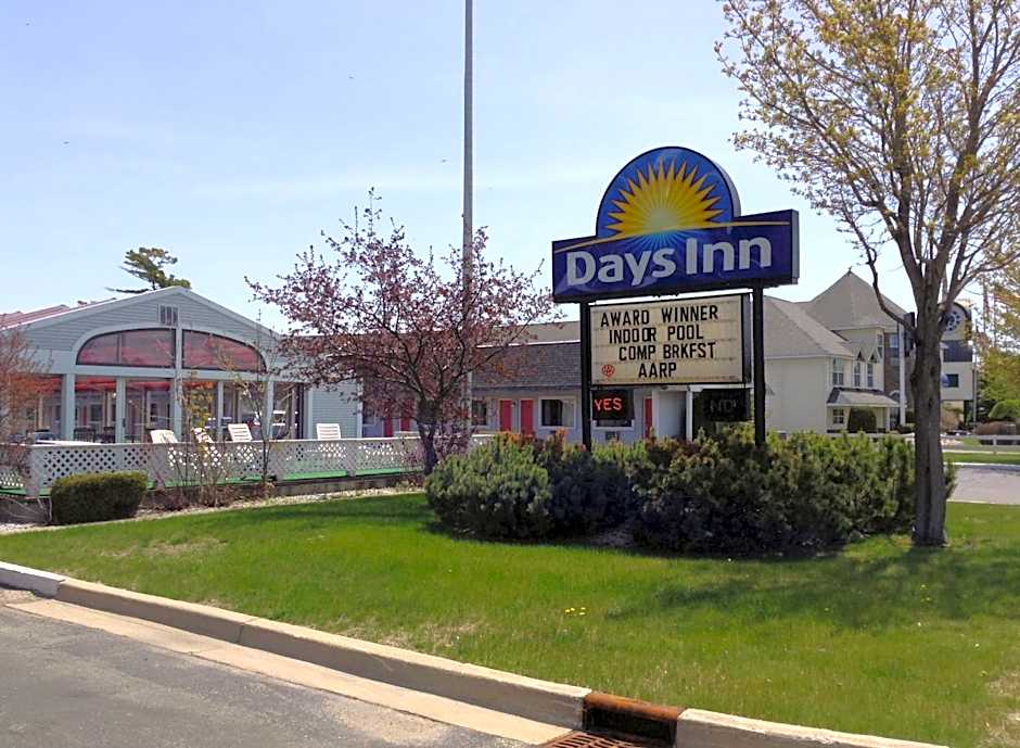 Days Inn by Wyndham Mackinaw City - Lakeview