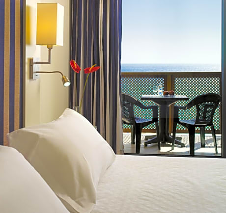 Superior Double Room with Sea View (2 Adults + 1 Child))
