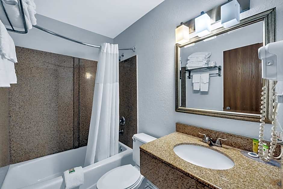 City Center Inn by OYO I-64 Newport News