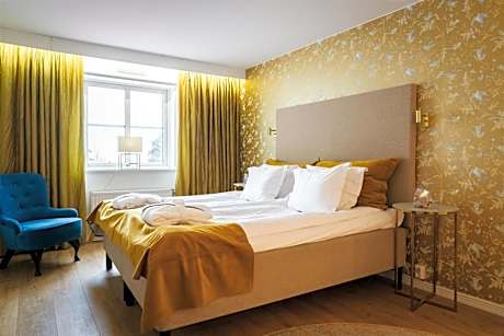 King Suite with Lake View and Hot Tub