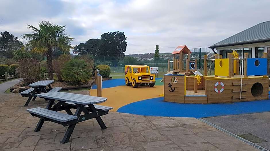 A short walk to Par Beach & coastal paths, On-site facilities. Pets welcome