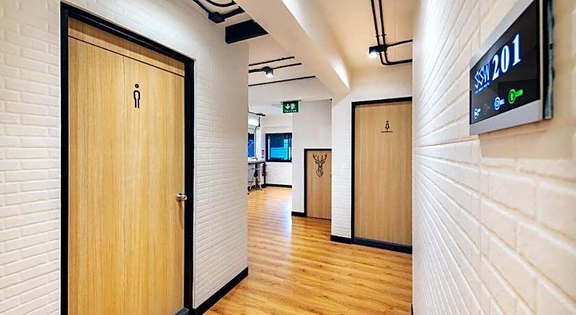 Siam Subway Hostel and Cafe