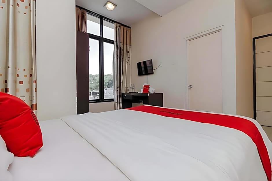 RedDoorz Plus @ Paal 2 Manado
