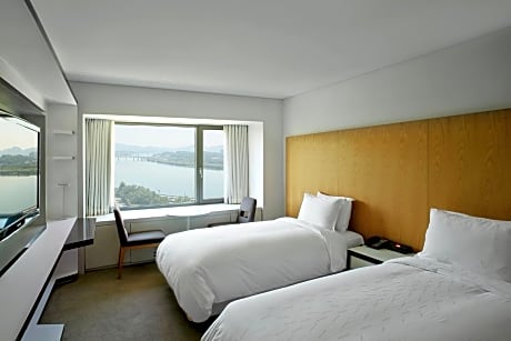 [Summer Choice II ] Deluxe Twin Room with River View + Breakfast for 2 + Season Beverage at The Pavilion 