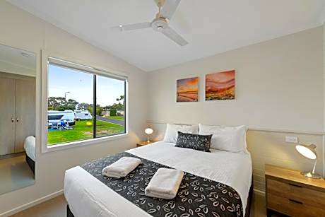 Deluxe 2 Bedroom Waterfront Cabin