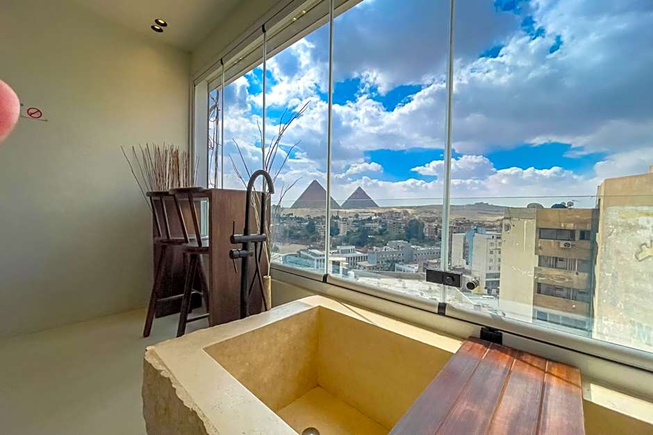 The Pyramids Horizon Studio w Bathtub
